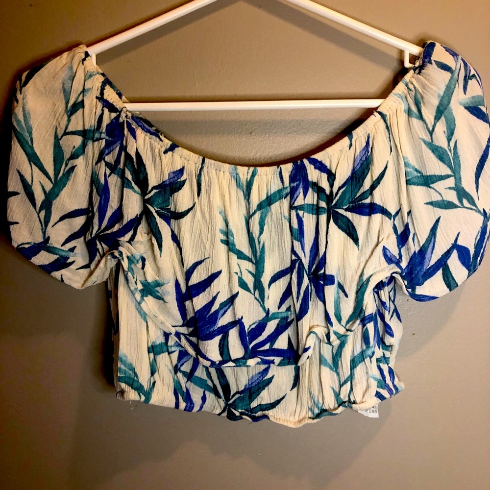 Off the shoulder tropical croptop